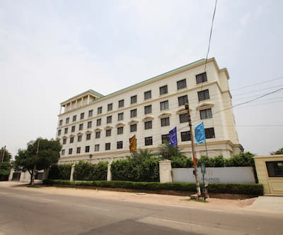 https://imgcld.yatra.com/ytimages/image/upload/t_hotel_yatra_city_desktop/v1437483565/Domestic Hotels/Hotels_Gurgaon/DLF City Club Phase III/Overview.jpg